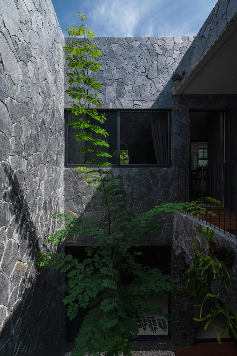 Dossier de presse | 7017-02 - Communiqué de presse | Red House - SAVA - Architecture résidentielle - Courtyard - stone wall with tree - Crédit photo : Ryan Chan
