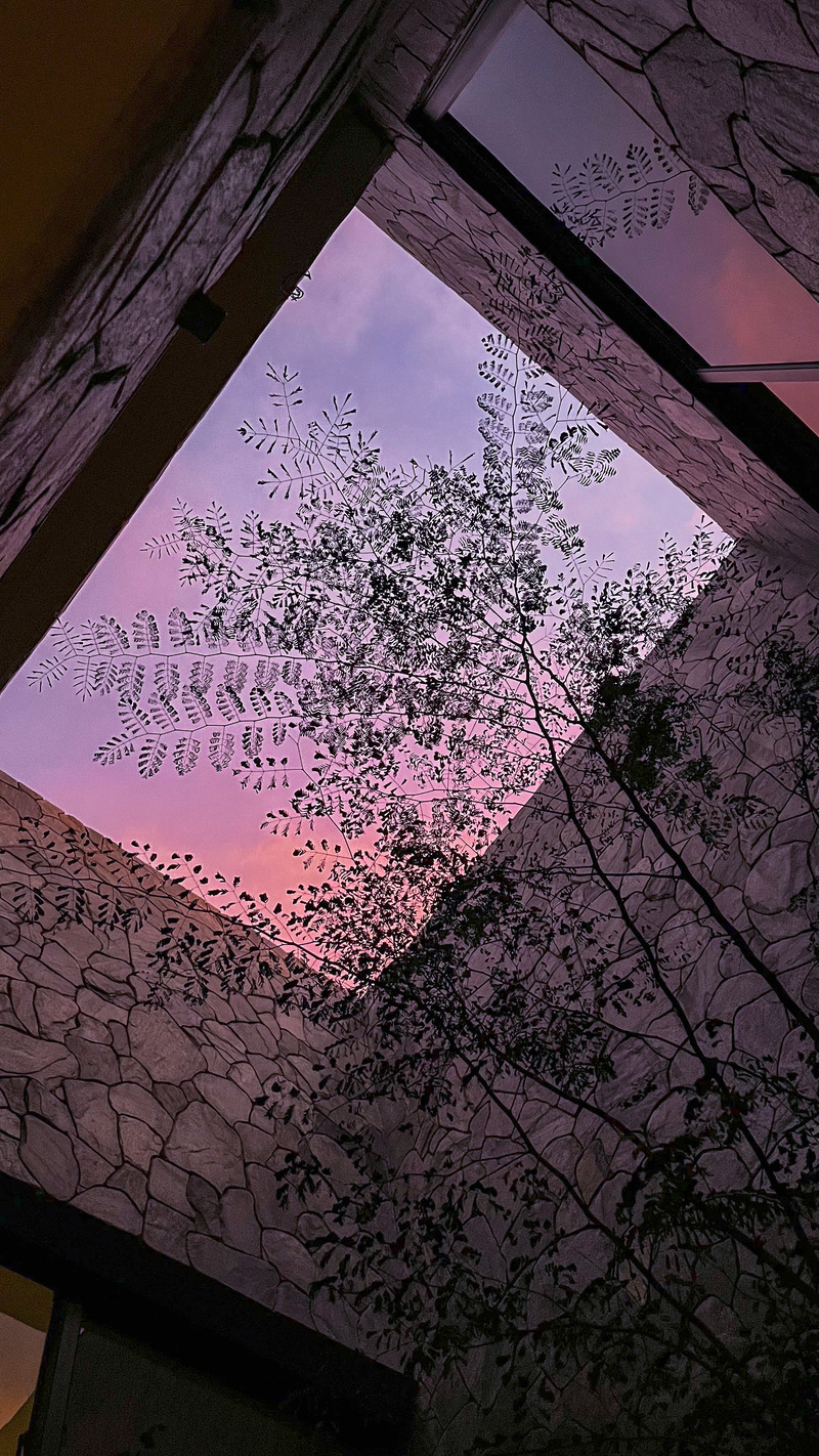 Dossier de presse | 7017-02 - Communiqué de presse | Red House - SAVA - Architecture résidentielle - Courtyard - the stone wall frames the sky in various hours and weather conditions - Crédit photo : Aron Beh