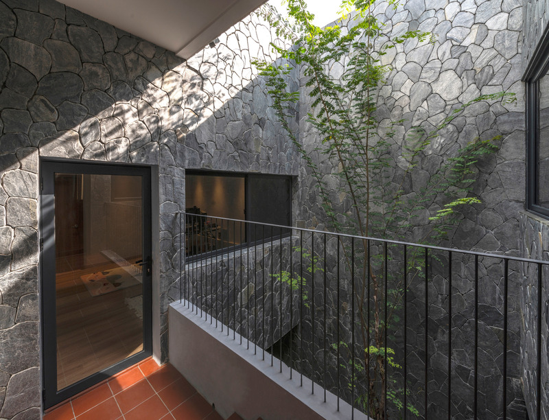 Dossier de presse | 7017-02 - Communiqué de presse | Red House - SAVA - Architecture résidentielle - Elevated walkway - connecting with nature every time one enters the bedroom - Crédit photo : Ryan Chan
