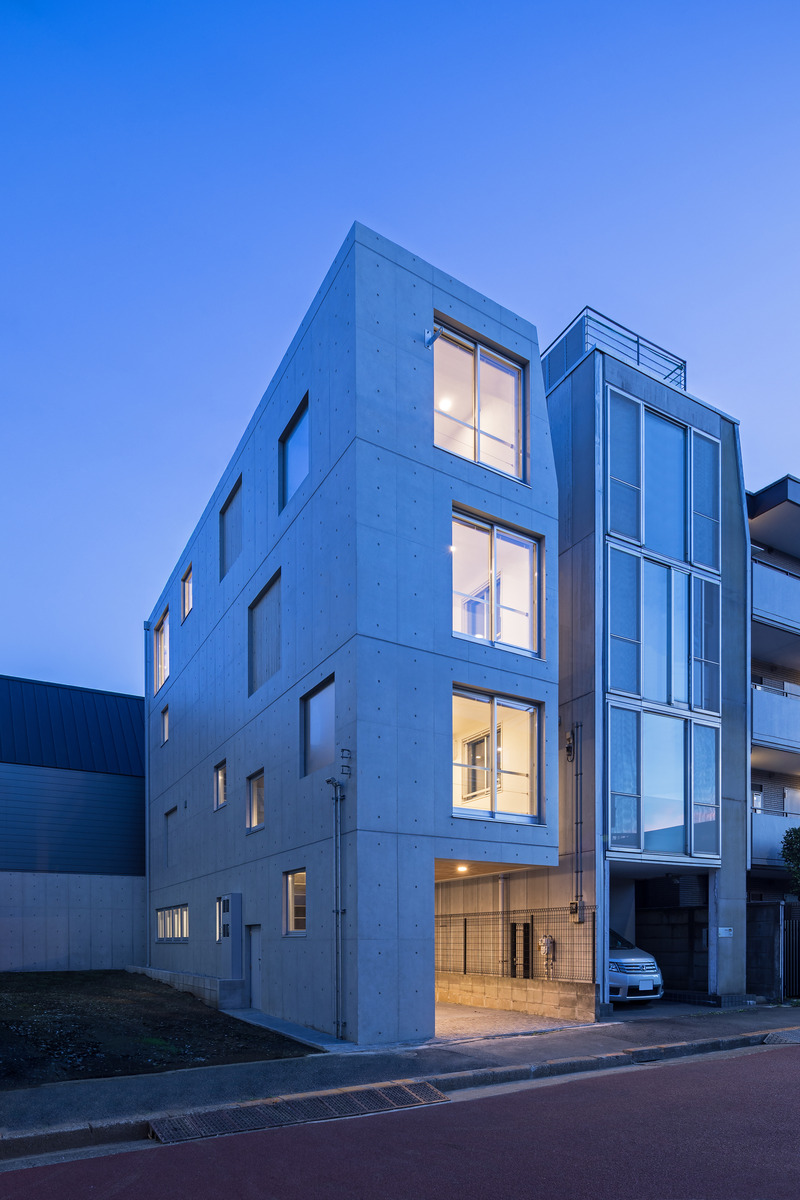 Dossier de presse | 3153-04 - Communiqué de presse | Tokyo's Compact Site: Staircase-Linked Layered Housing by Ryuichi Sasaki Architecture - Ryuichi Sasaki Architecture - Architecture résidentielle - EXTÉRIEUR  - Crédit photo : BAUHAUS NEO