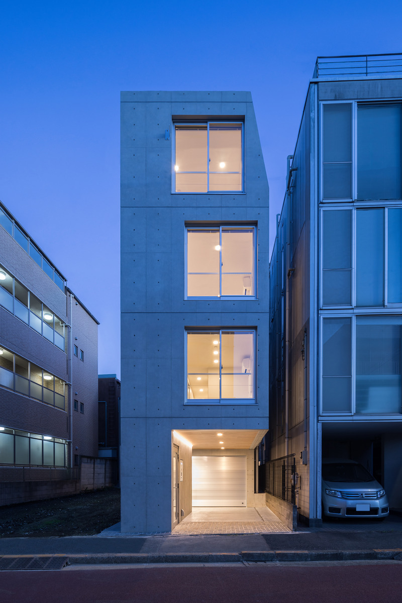 Dossier de presse | 3153-04 - Communiqué de presse | Tokyo's Compact Site: Staircase-Linked Layered Housing by Ryuichi Sasaki Architecture - Ryuichi Sasaki Architecture - Architecture résidentielle - FRONT DE RUE - Crédit photo : BAUHAUS NEO