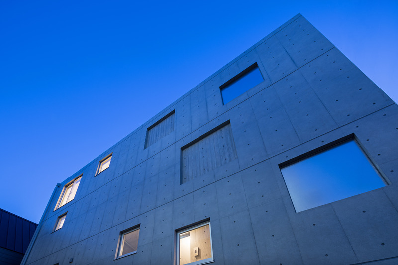 Dossier de presse | 3153-04 - Communiqué de presse | Tokyo's Compact Site: Staircase-Linked Layered Housing by Ryuichi Sasaki Architecture - Ryuichi Sasaki Architecture - Architecture résidentielle - EXTÉRIEUR - Crédit photo : BAUHAUS NEO