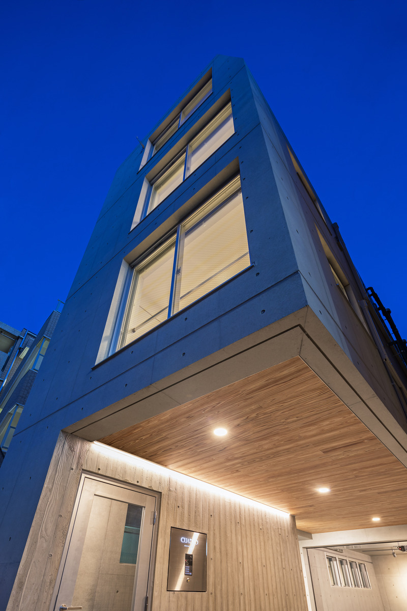 Dossier de presse | 3153-04 - Communiqué de presse | Tokyo's Compact Site: Staircase-Linked Layered Housing by Ryuichi Sasaki Architecture - Ryuichi Sasaki Architecture - Architecture résidentielle - EXTÉRIEUR - Crédit photo : BAUHAUS NEO
