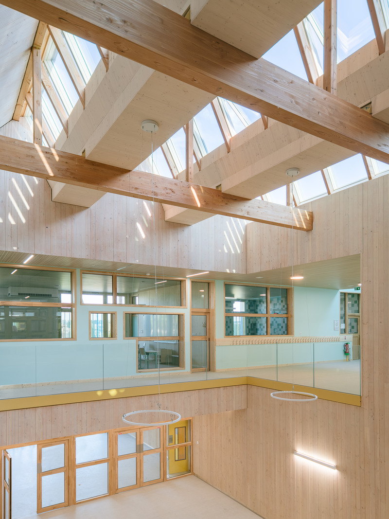 Dossier de presse | 1065-02 - Communiqué de presse | Un groupe scolaire biosourcé à énergie positive - r2k architecte - Architecture institutionnelle - Crédit photo : JACQUES MEREL