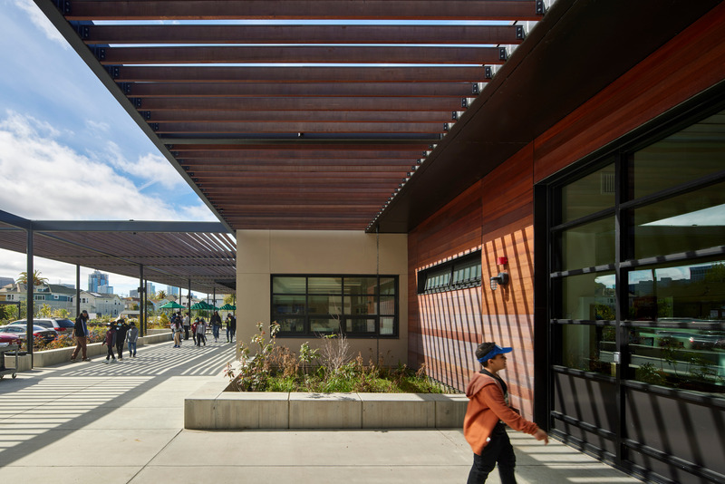 Press kit | 2757-41 - Press release | CAW Architects' Newest Educational Design for Oakland Unified School District Transforms Both Food Education and Distribution - CAW Architects - Commercial Architecture - <p class="">Detail of the trellis design that provides shade and protection for students entering and exiting the facility. </p> - Photo credit: Bruce Damonte Photography