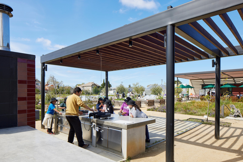 Press kit | 2757-41 - Press release | CAW Architects' Newest Educational Design for Oakland Unified School District Transforms Both Food Education and Distribution - CAW Architects - Commercial Architecture - <p class="">The fully-equipped outdoor kitchen features a pizza oven and more. </p> - Photo credit: Bruce Damonte Photography