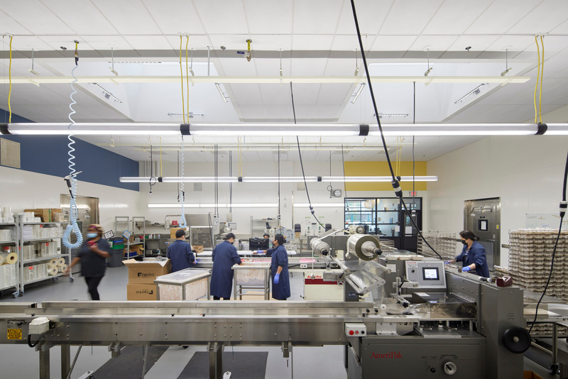 Press kit | 2757-41 - Press release | CAW Architects' Newest Educational Design for Oakland Unified School District Transforms Both Food Education and Distribution - CAW Architects - Commercial Architecture - View of the kitchen crew making fresh-cooked meals.<span></span> - Photo credit: Bruce Damonte Photography