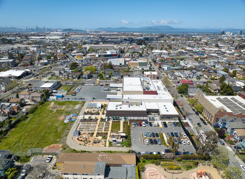 Press kit | 2757-41 - Press release | CAW Architects' Newest Educational Design for Oakland Unified School District Transforms Both Food Education and Distribution - CAW Architects - Commercial Architecture - <p class="">The Center is located in the Hoover-Foster neighborhood of West Oakland, which is very urban and close to numerous highway entrances.  </p> - Photo credit: Bruce Damonte Photography