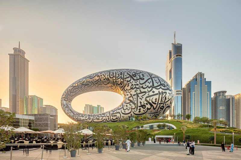 Dossier de presse | 3696-03 - Communiqué de presse | Echoes from 2071: Journey of the Pioneers at the Museum of the Future in Dubai - ATELIER BRÜCKNER - Évènement + Exposition - Museum of the Future - Architecture - Crédit photo : Daniel Stauch