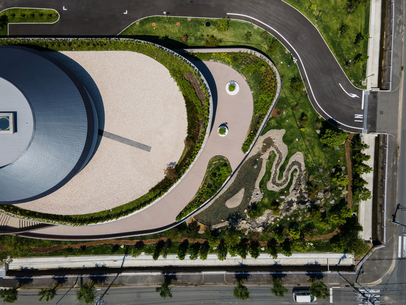 Dossier de presse | 7488-01 - Communiqué de presse | MORI no KAISHO: Meeting Place of Forest - Tetsuo Kobori Architects + Daiwa House Industry Co., Ltd. + Fujita Corporation - Architecture institutionnelle - Bird's-eye View - Crédit photo : Koji Yamazaki