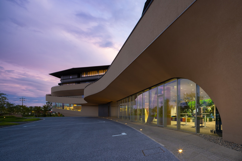 Dossier de presse | 7488-01 - Communiqué de presse | MORI no KAISHO: Meeting Place of Forest - Tetsuo Kobori Architects + Daiwa House Industry Co., Ltd. + Fujita Corporation - Architecture institutionnelle - Exterior View - Crédit photo : Koji Yamazaki