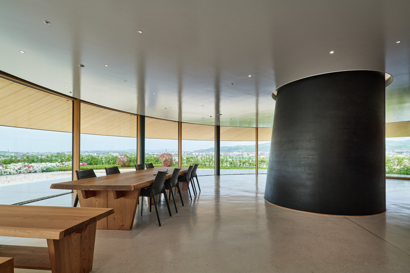 Dossier de presse | 7488-01 - Communiqué de presse | MORI no KAISHO: Meeting Place of Forest - Tetsuo Kobori Architects + Daiwa House Industry Co., Ltd. + Fujita Corporation - Architecture institutionnelle - The Master Livingroom - Crédit photo : Tomoyuki Kusunose