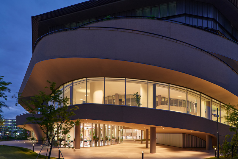 Dossier de presse | 7488-01 - Communiqué de presse | MORI no KAISHO: Meeting Place of Forest - Tetsuo Kobori Architects + Daiwa House Industry Co., Ltd. + Fujita Corporation - Architecture institutionnelle - Exterior View - Crédit photo : Tomoyuki Kusunose