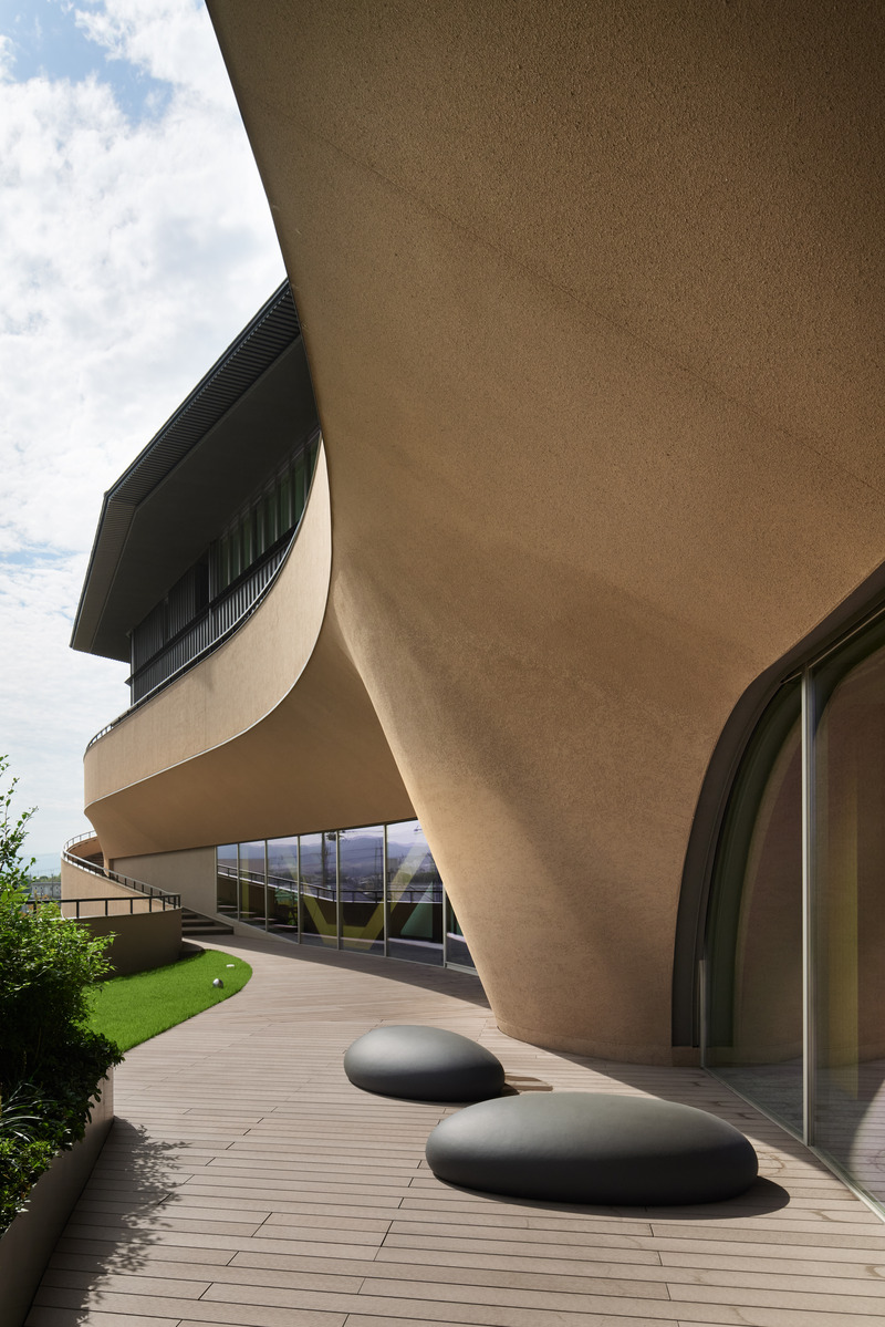 Dossier de presse | 7488-01 - Communiqué de presse | MORI no KAISHO: Meeting Place of Forest - Tetsuo Kobori Architects + Daiwa House Industry Co., Ltd. + Fujita Corporation - Architecture institutionnelle - Exterior View - Crédit photo : Tomoyuki Kusunose
