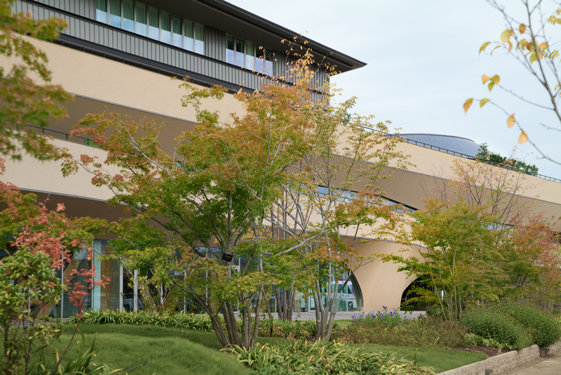 Dossier de presse | 7488-01 - Communiqué de presse | MORI no KAISHO: Meeting Place of Forest - Tetsuo Kobori Architects + Daiwa House Industry Co., Ltd. + Fujita Corporation - Architecture institutionnelle - Exterior View - Crédit photo : Tomoyuki Kusunose