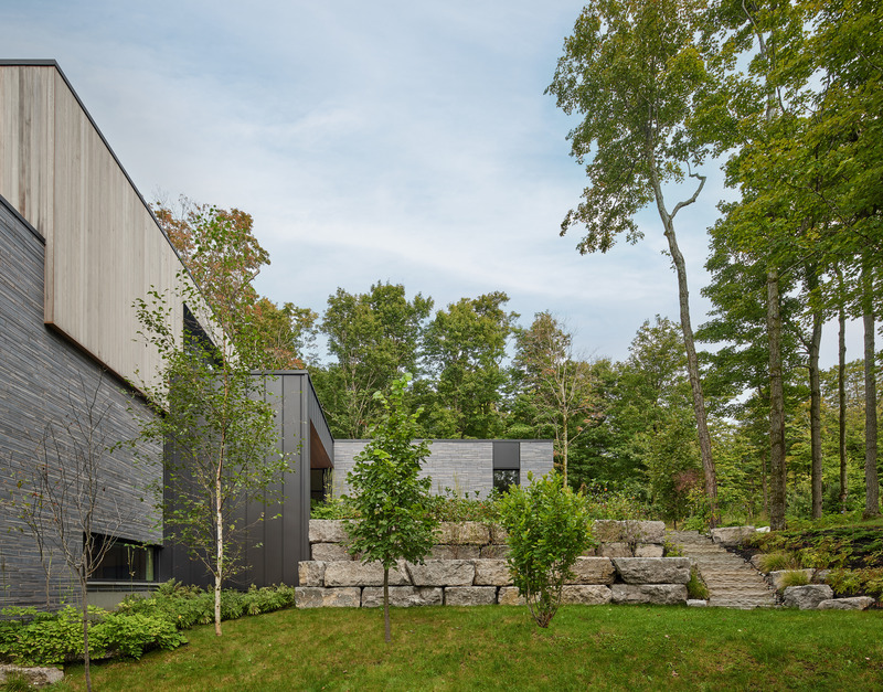 Dossier de presse | 2260-05 - Communiqué de presse | Maison Shefford : un modèle d'architecture et d'aménagement intérieur intégrés avec la nature - MXMA Architecture & Design en collaboration avec Catlin Stothers Design - Architecture résidentielle - Crédit photo : Nanne Springer