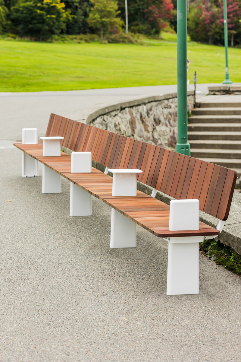 Press kit | 821-05 - Press release | Collection 40 - Equiparc - Landscape Architecture - Straight bench with Ipe covering from the 40 Collection - Photo credit:  Tommy Fafard 