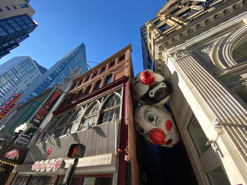 Dossier de presse | 2402-07 - Communiqué de presse | EXMURO arts publics célèbre la nouvelle année à Boston avec la diffusion de 8 œuvres au WINTERACTIVE! - EXMURO arts publics - Art - Fin de partie (Nagg &amp; Nell), Max Streicher<br style=""> - Crédit photo : Annielly Camargo, gracieuseté du Downtown Boston BID