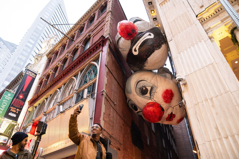 Dossier de presse | 2402-07 - Communiqué de presse | EXMURO arts publics célèbre la nouvelle année à Boston avec la diffusion de 8 œuvres au WINTERACTIVE! - EXMURO arts publics - Art - Fin de partie (Nagg &amp; Nell), Max Streicher<br style=""> - Crédit photo : Annielly Camargo, gracieuseté du Downtown Boston BID