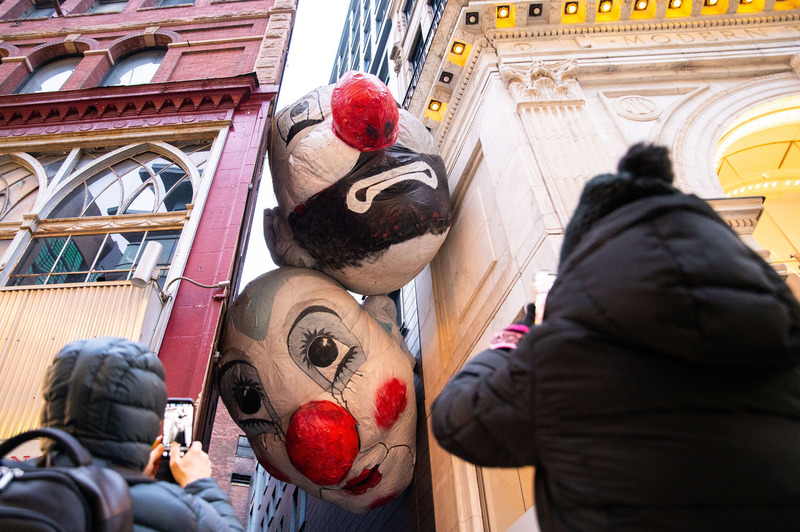 Dossier de presse | 2402-07 - Communiqué de presse | EXMURO arts publics célèbre la nouvelle année à Boston avec la diffusion de 8 œuvres au WINTERACTIVE! - EXMURO arts publics - Art - Fin de partie (Nagg &amp; Nell), Max Streicher<br style=""> - Crédit photo : Annielly Camargo, gracieuseté du Downtown Boston BID