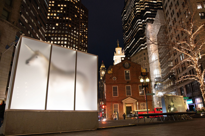 Dossier de presse | 2402-07 - Communiqué de presse | EXMURO arts publics célèbre la nouvelle année à Boston avec la diffusion de 8 œuvres au WINTERACTIVE! - EXMURO arts publics - Art - Mythe et évidence, Mathieu Valade - Crédit photo : Annielly Camargo, gracieuseté du Downtown Boston BID<span></span><span></span>