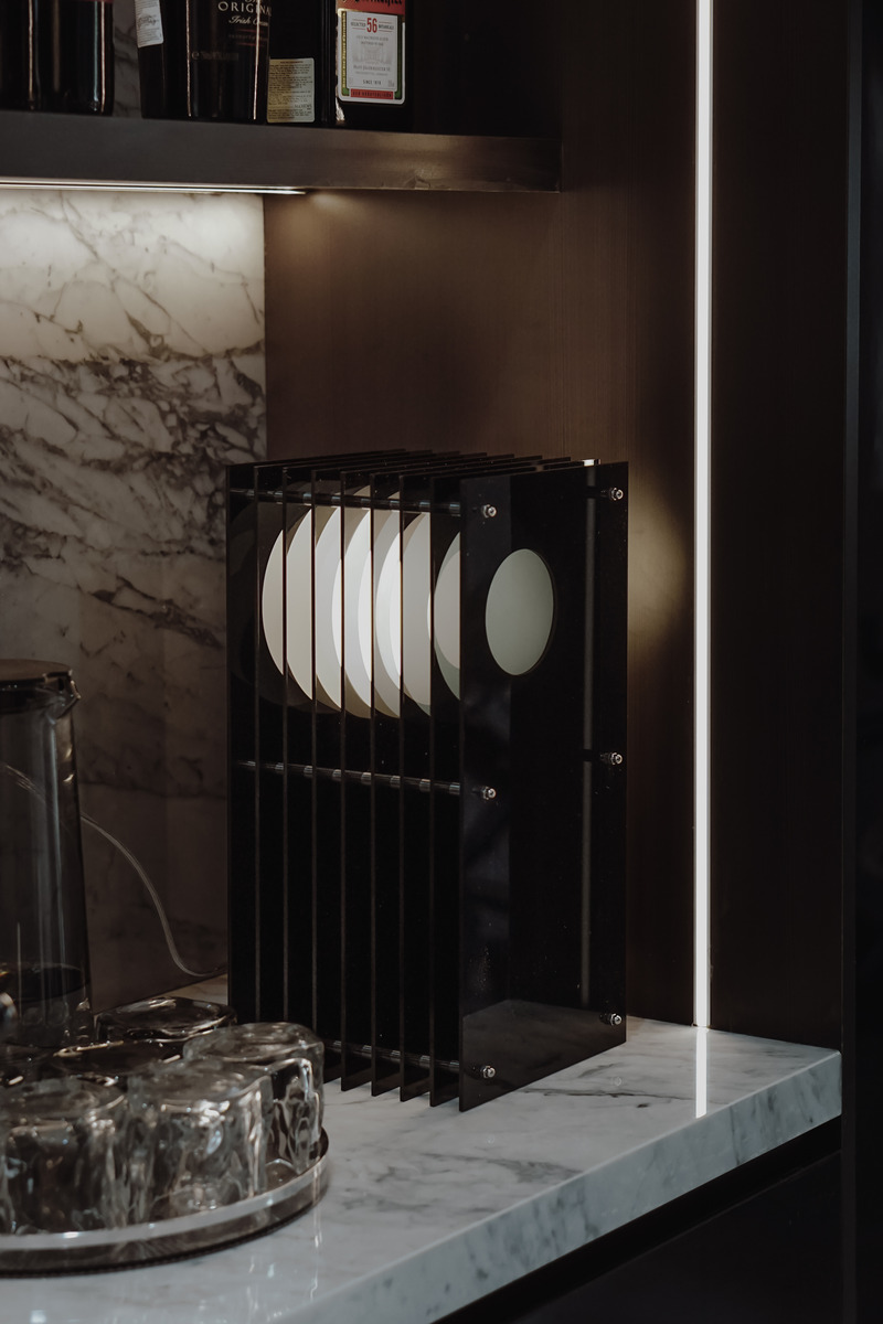 Dossier de presse | 7491-01 - Communiqué de presse | Lớp, une sculpture lumineuse pour BằNG - BằNG - Design d’éclairage -  Lớp petit rectangle en gris foncé  - Crédit photo : j.son___ 1