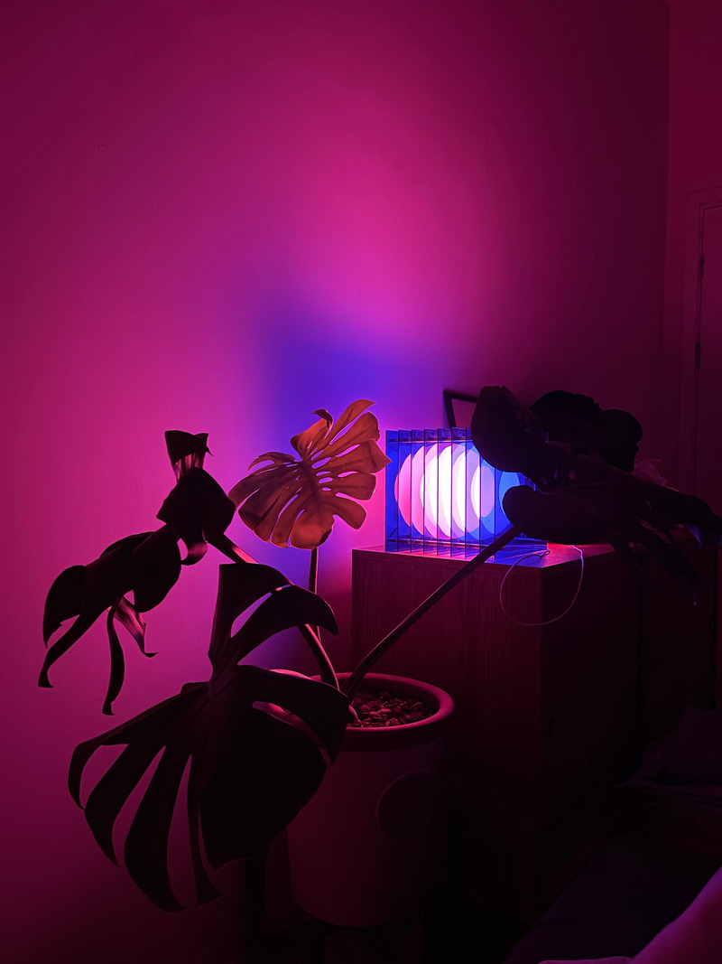 Dossier de presse | 7491-01 - Communiqué de presse | Lớp, une sculpture lumineuse pour BằNG - BằNG - Design d’éclairage -  Lớp grand carré en bleu   - Crédit photo : van phuong thao