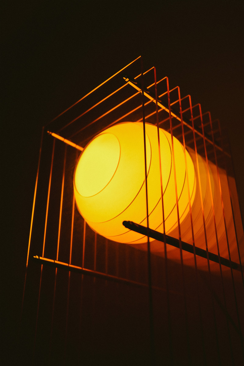 Dossier de presse | 7491-01 - Communiqué de presse | Lớp, une sculpture lumineuse pour BằNG - BằNG - Design d’éclairage -   Lớp petit rectangle en orange   - Crédit photo : Xu