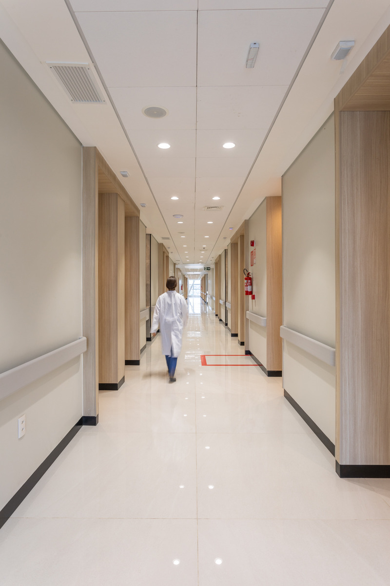 Dossier de presse | 7497-01 - Communiqué de presse | HELP – Teaching Hospital and Research Laboratories - Contemporanea Arquitetura e Interiores - Architecture institutionnelle - Circulation - Crédit photo : Vilmar Costa