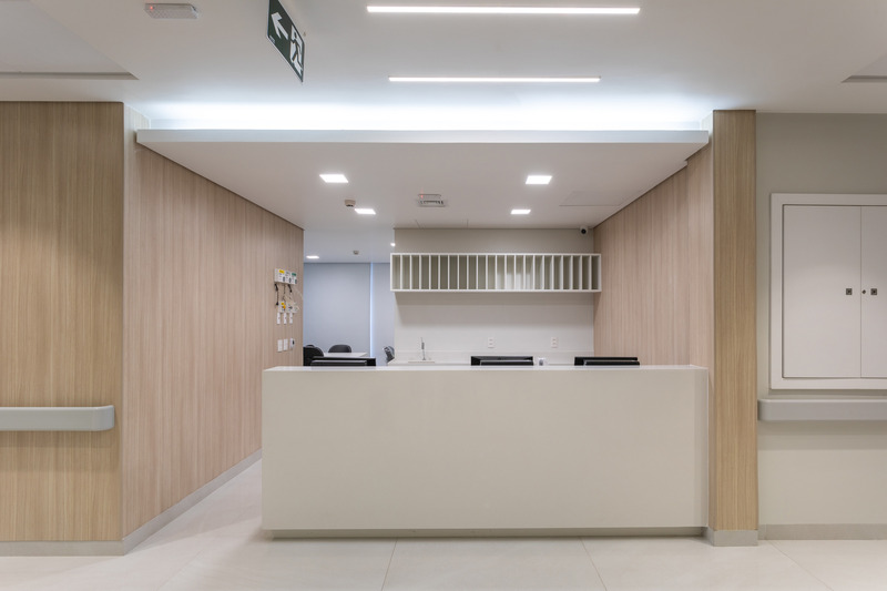 Dossier de presse | 7497-01 - Communiqué de presse | HELP – Teaching Hospital and Research Laboratories - Contemporanea Arquitetura e Interiores - Architecture institutionnelle - <pre style="">Nursing station<br style=""></pre> - Crédit photo : Vimar Costa