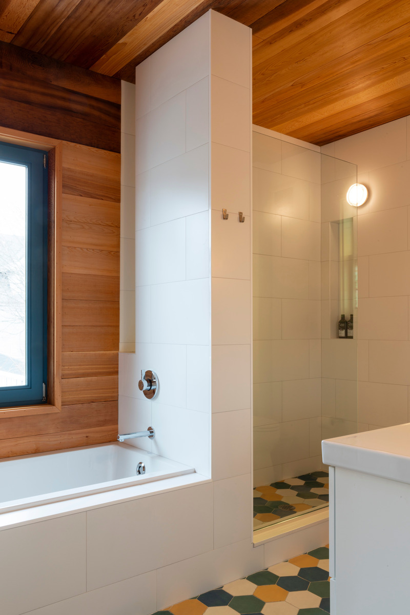 Dossier de presse | 5881-05 - Communiqué de presse | Ditmas House - Shakespeare Gordon Studio - Architecture résidentielle - Second floor bathroom - Crédit photo : David Gilbert