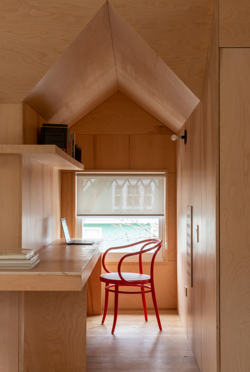 Dossier de presse | 5881-05 - Communiqué de presse | Ditmas House - Shakespeare Gordon Studio - Architecture résidentielle - Built-in desk in primary bedroom - Crédit photo : David Gilbert