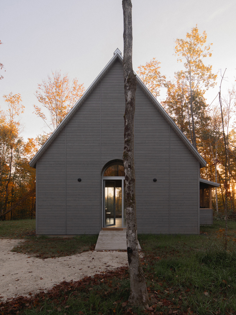 Dossier de presse | 1685-12 - Communiqué de presse | Chalet Kanata - Atelier L'Abri - Architecture résidentielle -  Façade avant  - Crédit photo : Raphaël Thibodeau