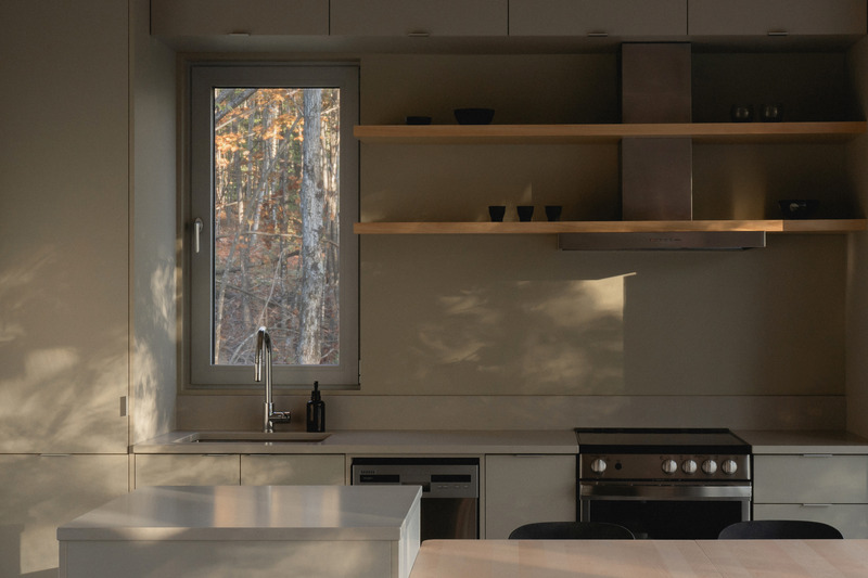Dossier de presse | 1685-12 - Communiqué de presse | Chalet Kanata - Atelier L'Abri - Architecture résidentielle -   Cuisine  - Crédit photo : Raphaël Thibodeau