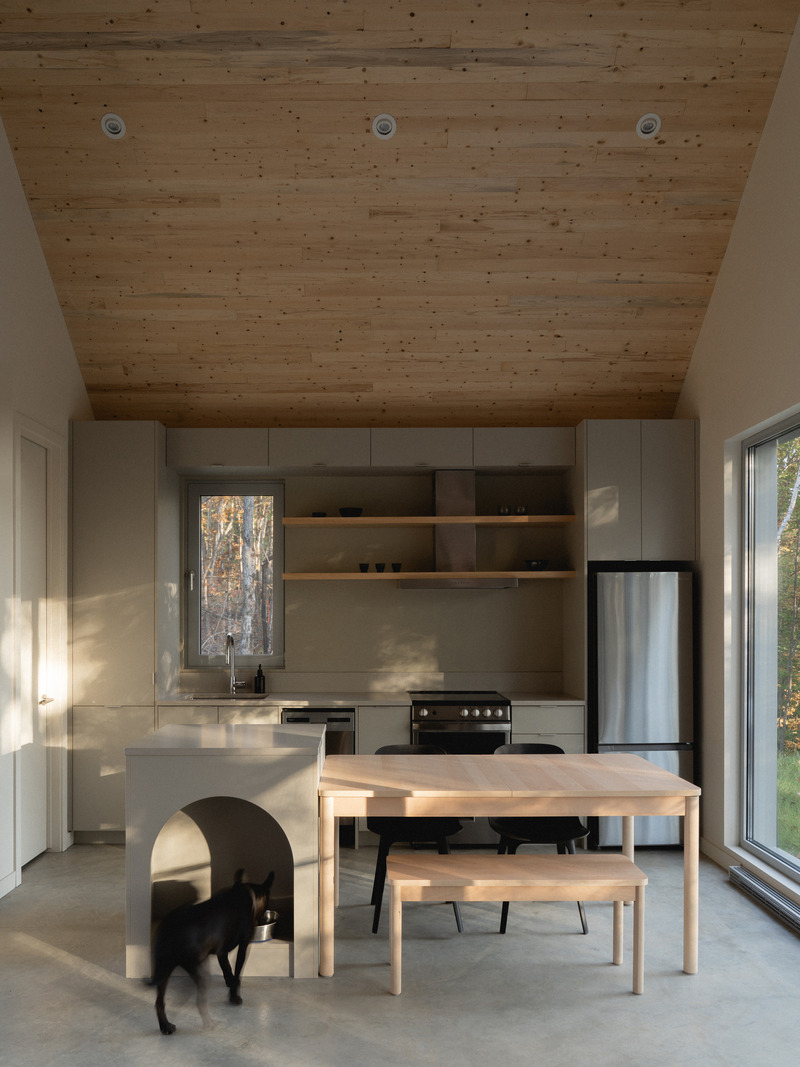 Dossier de presse | 1685-12 - Communiqué de presse | Chalet Kanata - Atelier L'Abri - Architecture résidentielle -  Cuisine  - Crédit photo : Raphaël Thibodeau