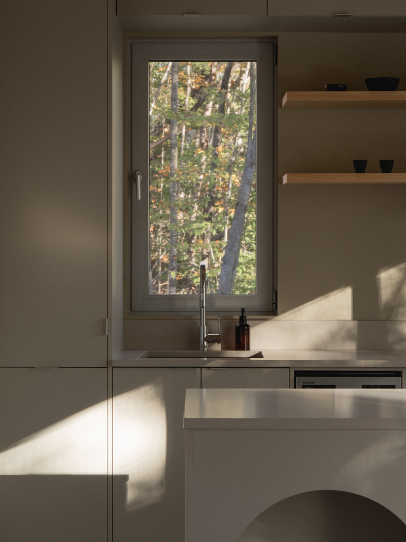Dossier de presse | 1685-12 - Communiqué de presse | Chalet Kanata - Atelier L'Abri - Architecture résidentielle -  Cuisine  - Crédit photo : Raphaël Thibodeau