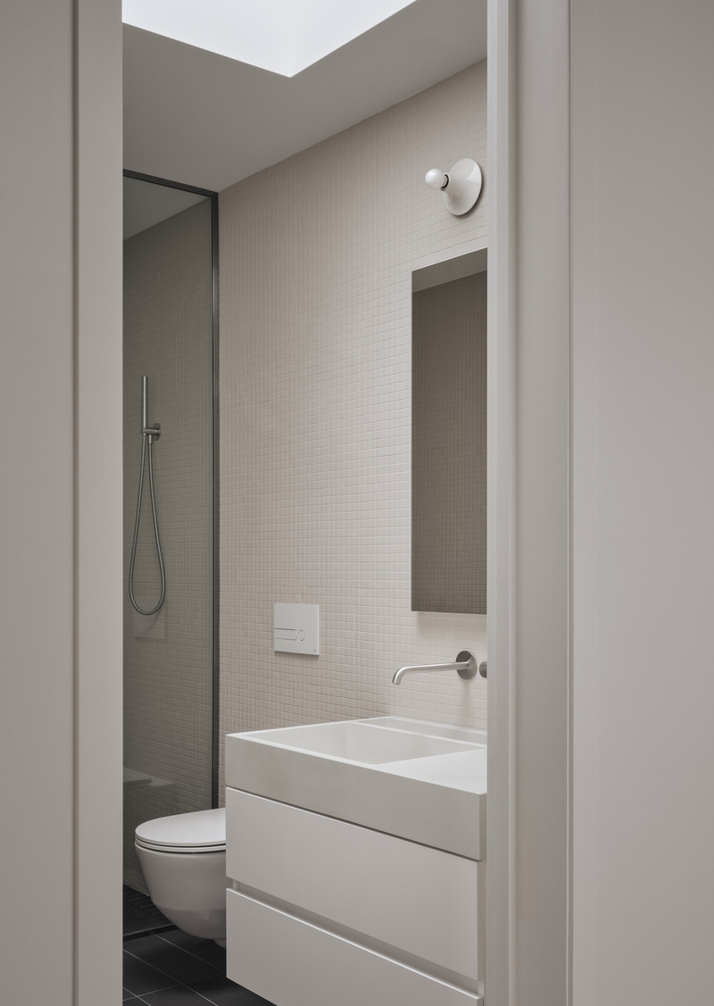 Dossier de presse | 1685-11 - Communiqué de presse | Triplex Fabre - Atelier L'Abri - Architecture résidentielle -  salle de bain - Crédit photo : Alex Lesage