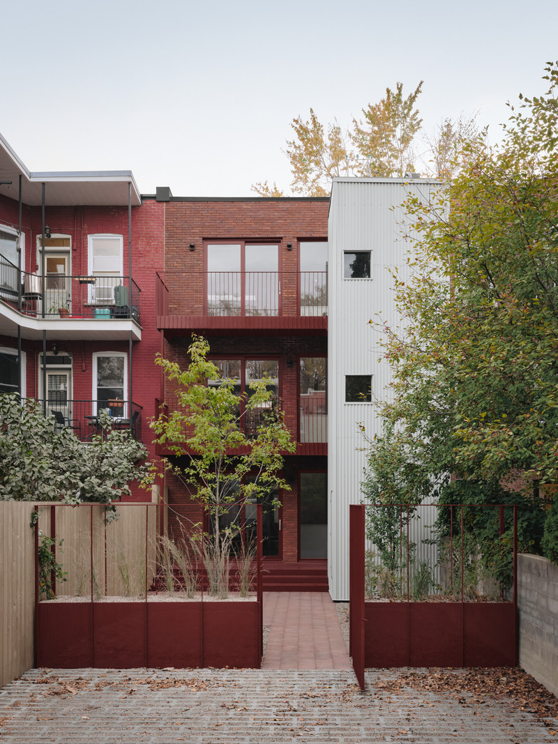 Dossier de presse | 1685-11 - Communiqué de presse | Triplex Fabre - Atelier L'Abri - Architecture résidentielle -  façade et cour arrières - Crédit photo : Alex Lesage