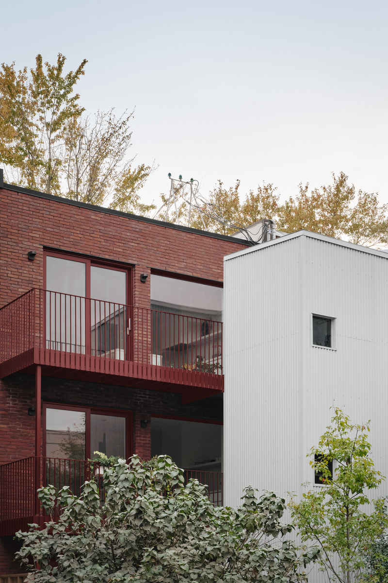 Dossier de presse | 1685-11 - Communiqué de presse | Triplex Fabre - Atelier L'Abri - Architecture résidentielle - Triplex Fabre  - Crédit photo : Alex Lesage