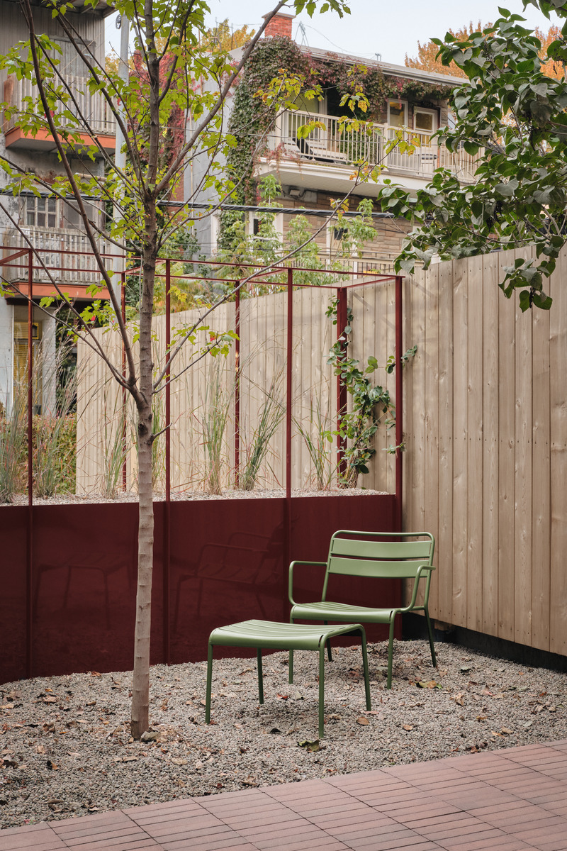 Dossier de presse | 1685-11 - Communiqué de presse | Triplex Fabre - Atelier L'Abri - Architecture résidentielle - cour arrière - Crédit photo : Alex Lesage