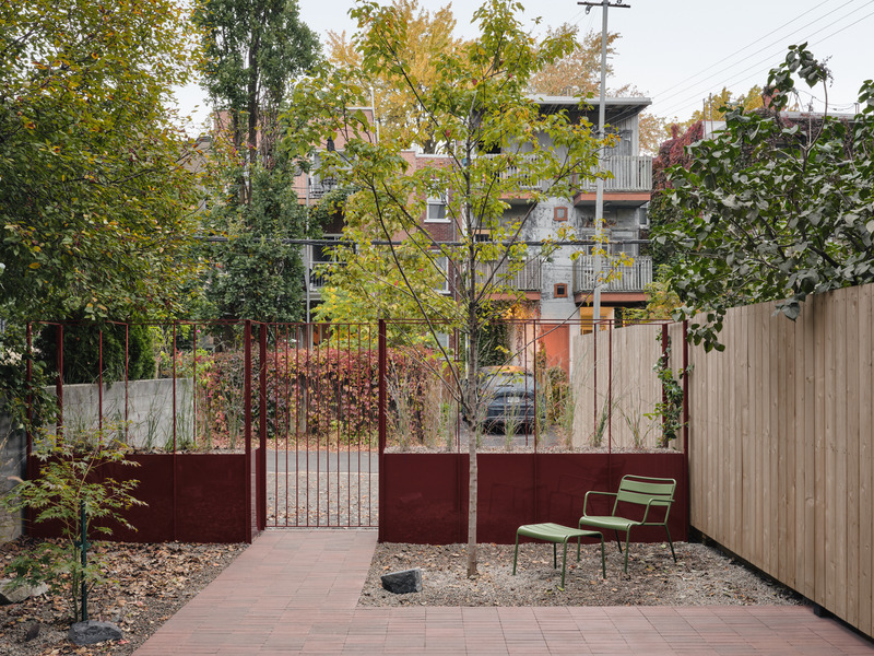 Dossier de presse | 1685-11 - Communiqué de presse | Triplex Fabre - Atelier L'Abri - Architecture résidentielle - cour arrière - Crédit photo : Alex Lesage