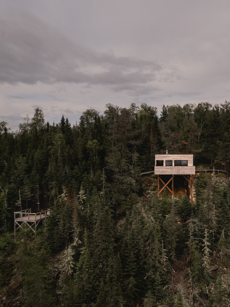 Press kit | 1685-08 - Press release | Territoire Charlevoix - Atelier L'Abri - Commercial Architecture -  Camping platform and panoramic shelter  - Photo credit: Raphaël Thibodeau