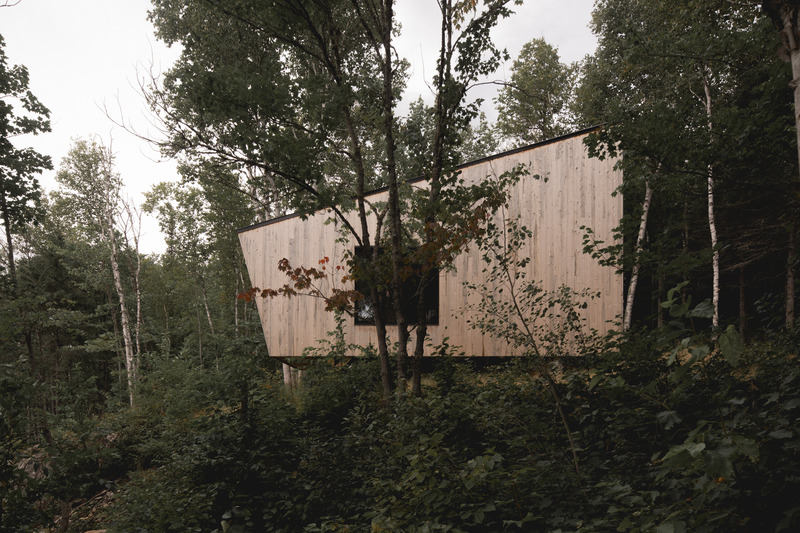 Press kit | 1685-08 - Press release | Territoire Charlevoix - Atelier L'Abri - Commercial Architecture -   Shelter in the forest   - Photo credit: Raphaël Thibodeau