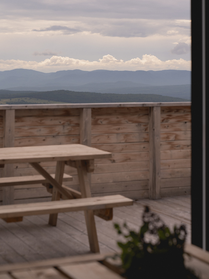 Press kit | 1685-08 - Press release | Territoire Charlevoix - Atelier L'Abri - Commercial Architecture -  Panoramic view - Photo credit: Raphaël Thibodeau