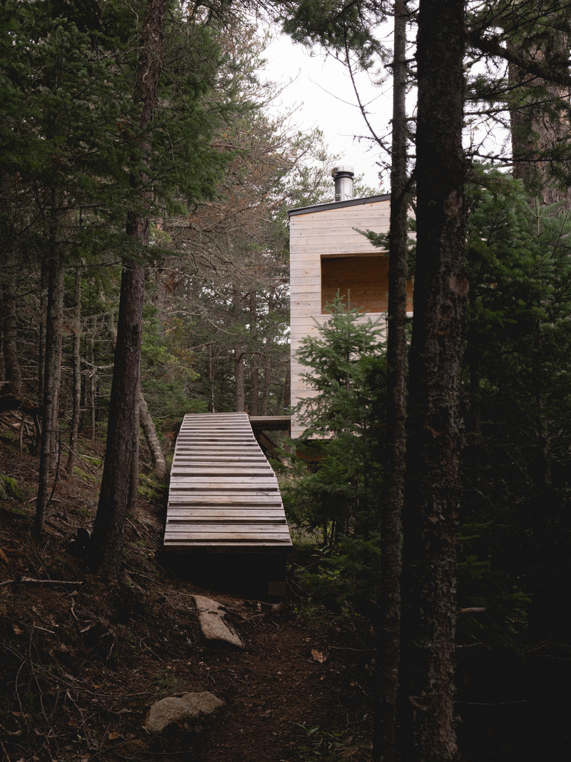 Press kit | 1685-08 - Press release | Territoire Charlevoix - Atelier L'Abri - Commercial Architecture -   Approach to the shelter   - Photo credit: Raphaël Thibodeau