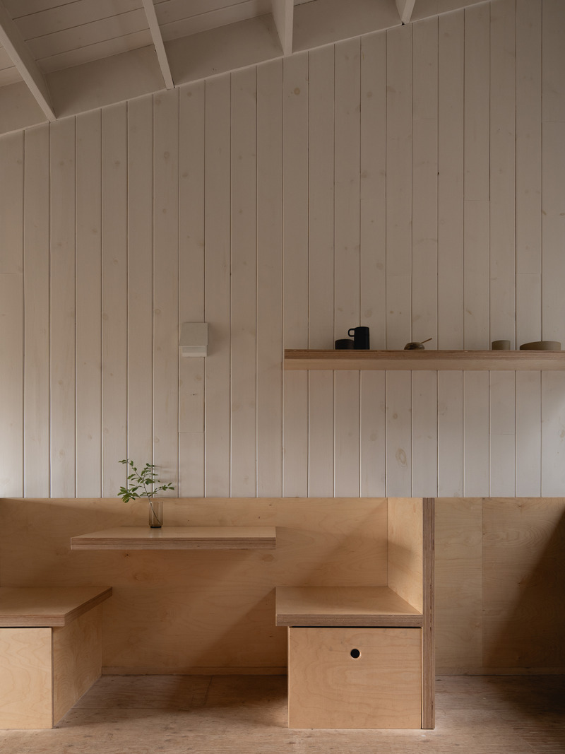 Press kit | 1685-08 - Press release | Territoire Charlevoix - Atelier L'Abri - Commercial Architecture -  Dining area   - Photo credit: Raphaël Thibodeau