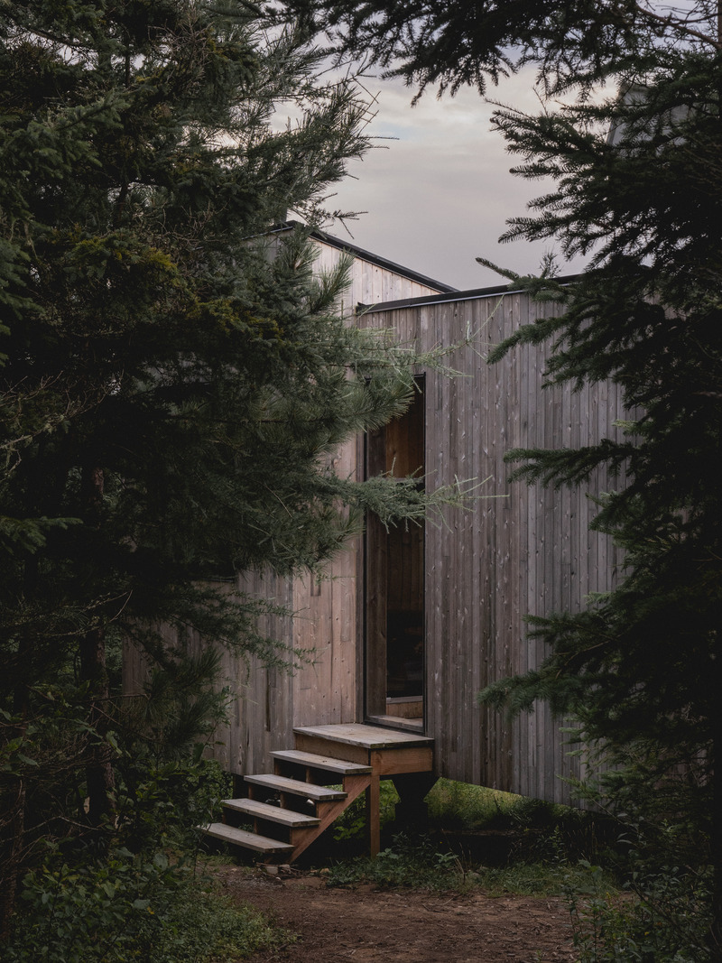 Press kit | 1685-08 - Press release | Territoire Charlevoix - Atelier L'Abri - Commercial Architecture -   Shelter entrance   - Photo credit: Raphaël Thibodeau