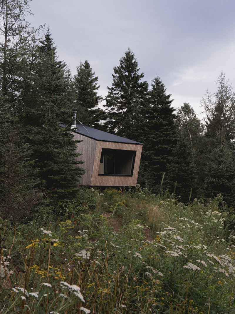 Press kit | 1685-08 - Press release | Territoire Charlevoix - Atelier L'Abri - Commercial Architecture -   Shelter in the meadows   - Photo credit: Raphaël Thibodeau