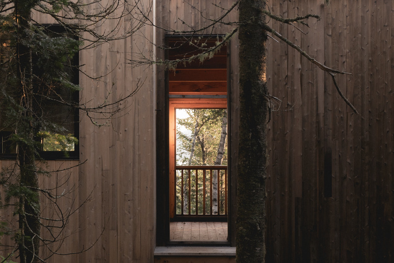 Press kit | 1685-08 - Press release | Territoire Charlevoix - Atelier L'Abri - Commercial Architecture -   Shelter entrance   - Photo credit: Raphaël Thibodeau