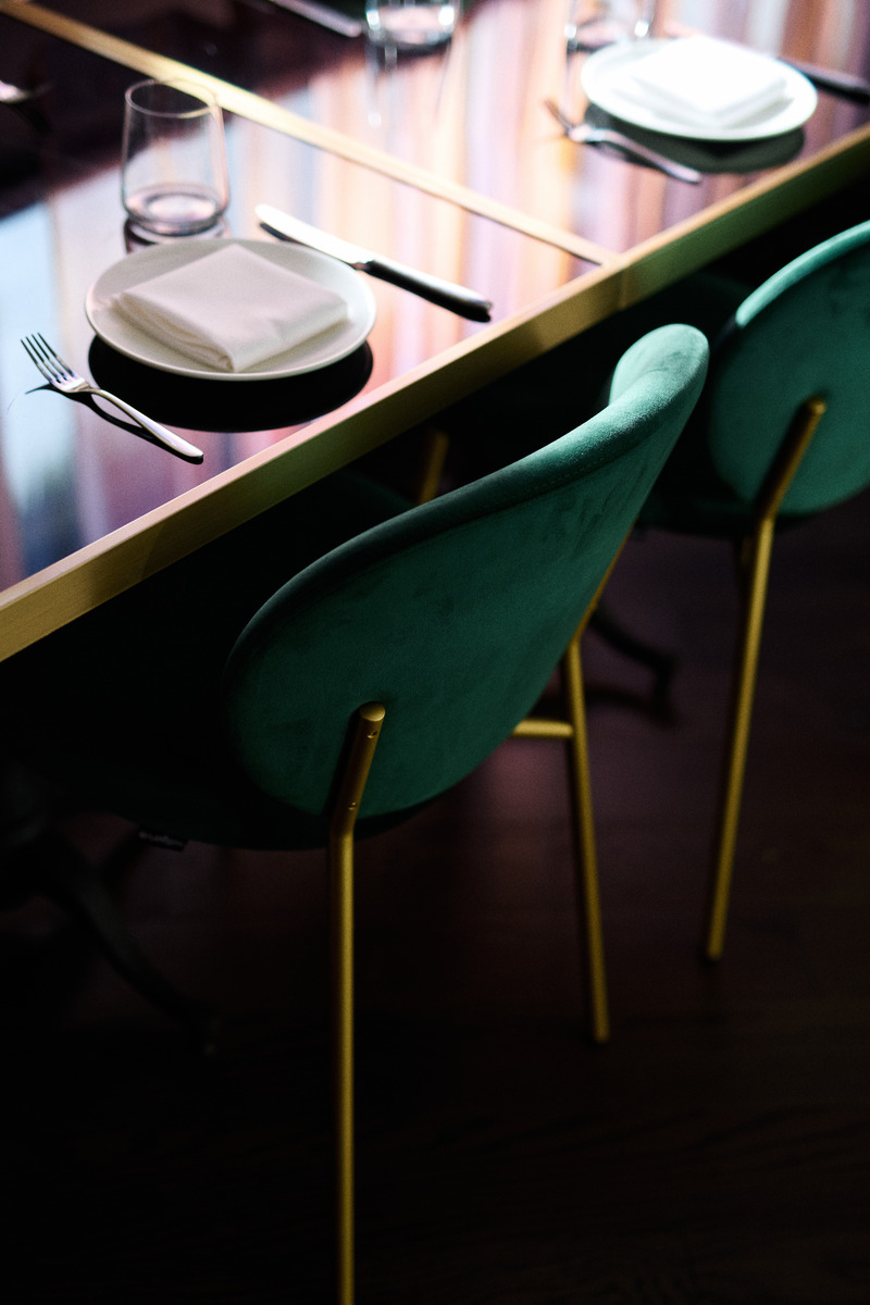 Press kit | 5857-04 - Press release | Studio UNLTD Unveils Design of Cino Restaurant - Studio UNLTD - Commercial Interior Design - Dining chairs in saturated Kelly-green velvet. - Photo credit: Chris Rohrer